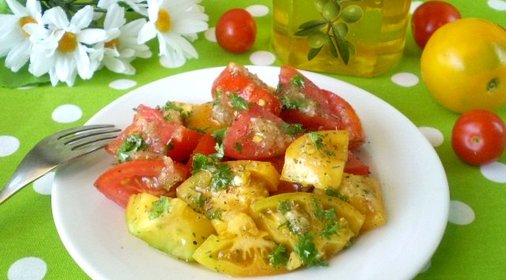 Помидоры кусочками с чесноком