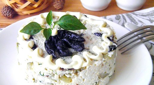 Салат из курицы с черносливом