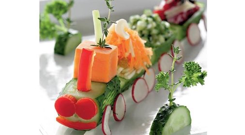 Салаты в огуречных вагончиках