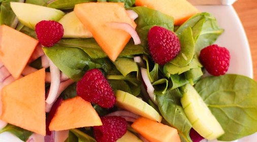 Салат с дыней, огурцом и малиной