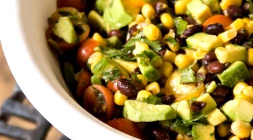 Кукурузный салат с авокадо и томатами