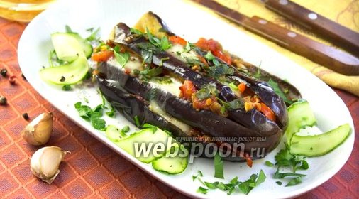 Баклажаны с моцареллой и овощами на сковороде