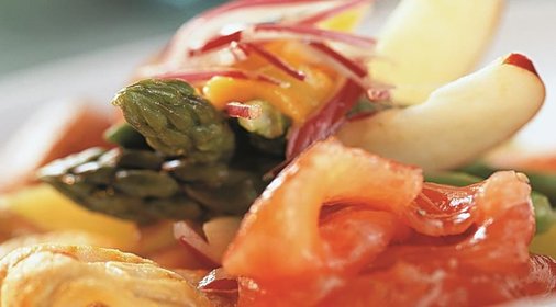 Салат с грушей и жареной семгой