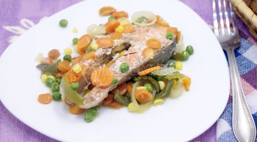 Кижуч запеченный с овощами