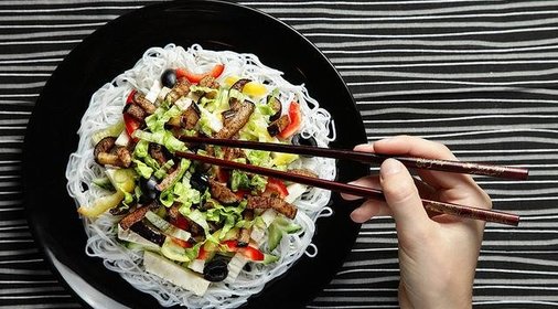 Салат с рисовой лапшой