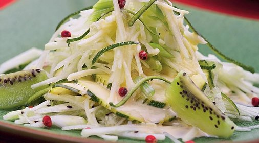 Салат с киви, кабачками и фенхелем