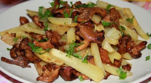 Жареный картофель с лисичками