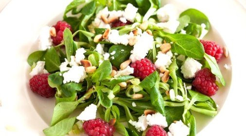 Салат со шпинатом, малиной и фетой