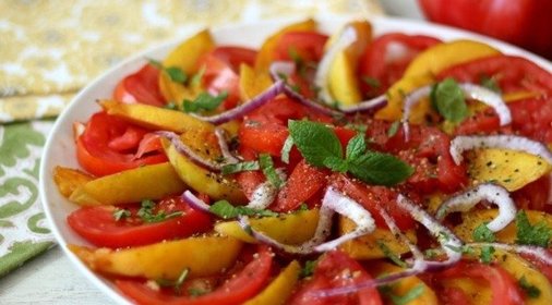 Персиковый салат с помидорами