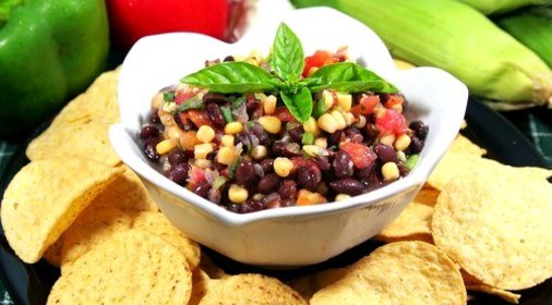 Салат с жареной кукурузой, черной фасолью и манго