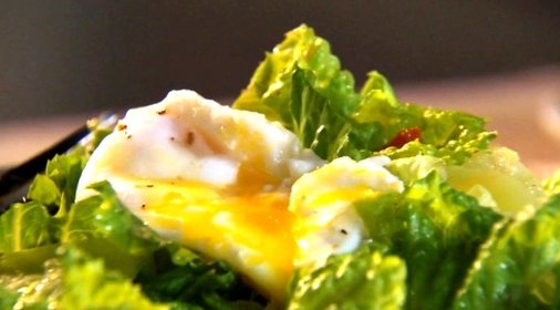 Салат с беконом и яйцом