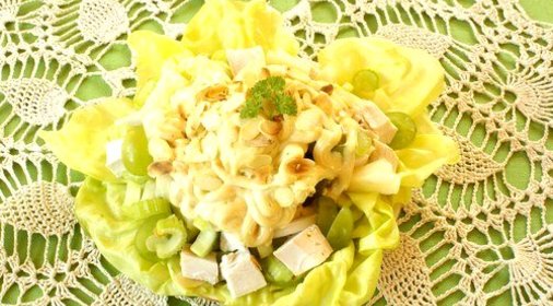 Салат из цыпленка с пастой, сельдереем и грибами