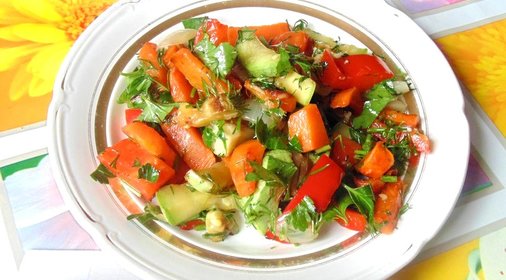 Теплый салат из кабачка перца и морковки
