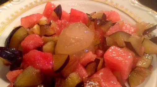 Фруктовый салат с арбузом и сливами