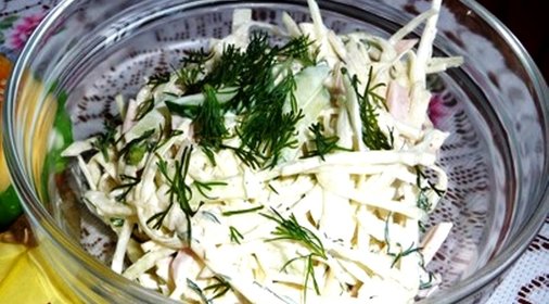 Салат капустный с колбасой