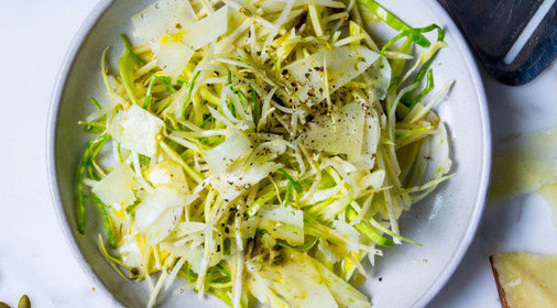 Салат с капустой, сельдереем, грушей и дайконом