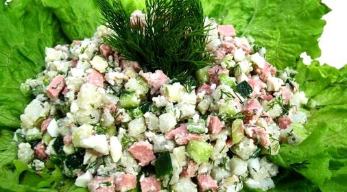 Слоеный куриный салат с огурцами и сыром