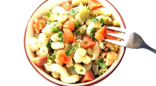 Салат с фисташками, лососем и креветками