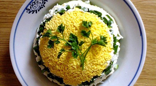 Яично-огуречный салат с зеленым луком