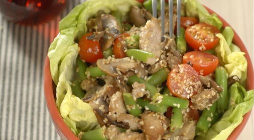 Теплый салат с фасолью и свининой