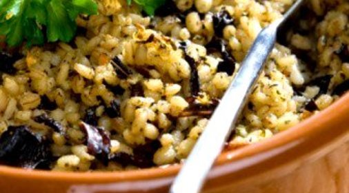 Салат из ячменя, грибов, феты и грецких орехов