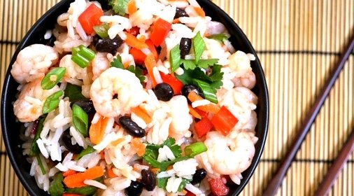 Салат с рисом и креветками