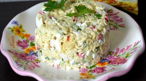 Салат из быстрорастворимой лапши