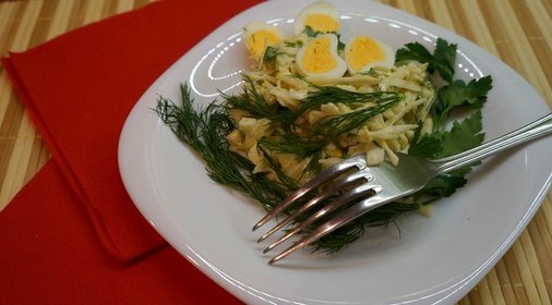 Салат с капустой и яйцами