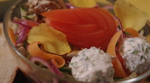 Овощной салат с лепестками розы