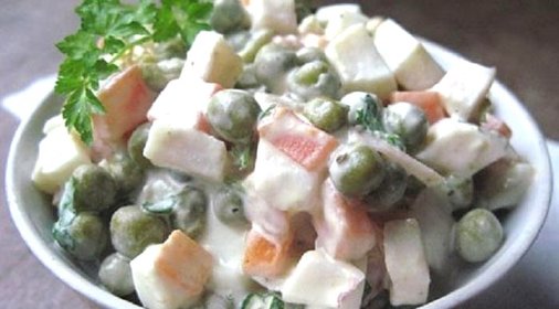 Салат с кальмарами и горошком