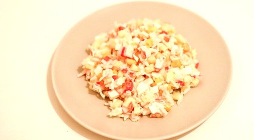 Крабовый салат с яблоками и рисом