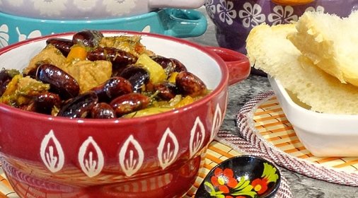 Пряная фасоль с мясом и овощами