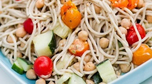 Соба с нутом, томатами и тахини