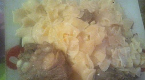 Тонкие хинкалы с мясом и с чесночным соусом в мультиварк