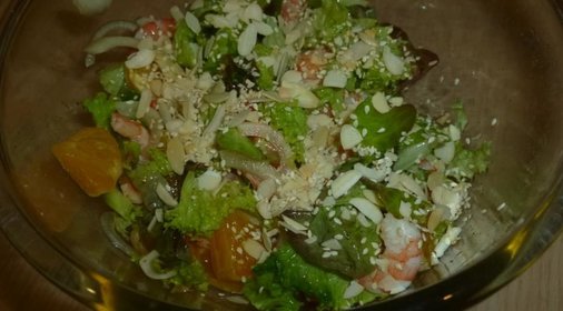 Креветочный салат с апельсином и пряной медовой заправкой