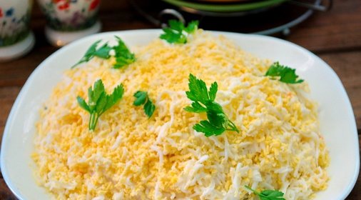 Салат Марсель с черносливом и корейской морковкой