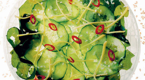 Салат из огурцов и водорослей вакаме с имбирем