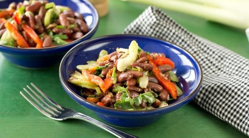 Салат из фасоли с перцем и сельдереем