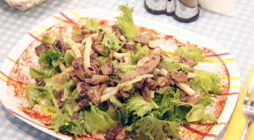 Салат с кальмарами и грибами