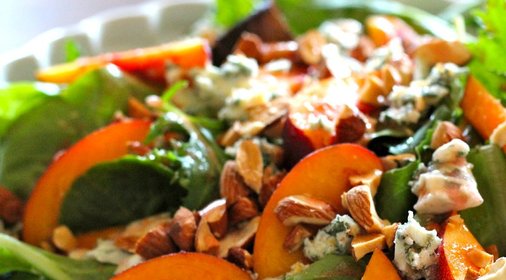 Салат с нектарином и сыром