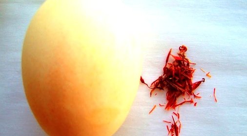 Крашеные яйца шафраном (оранжевые)
