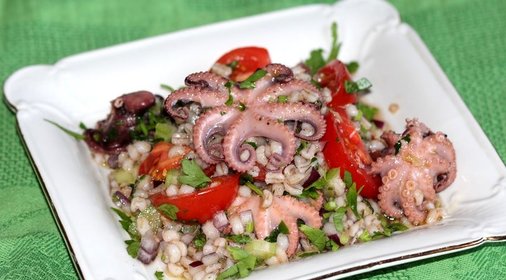 Салат из перловки с помидорами