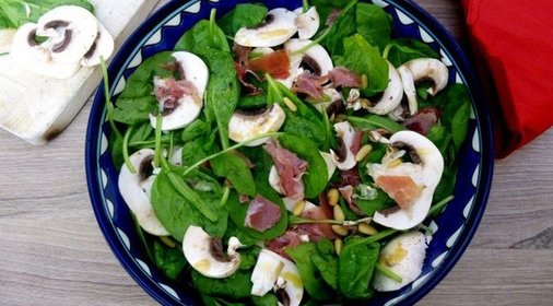 Салат с молодым шпинатом и шампиньонами