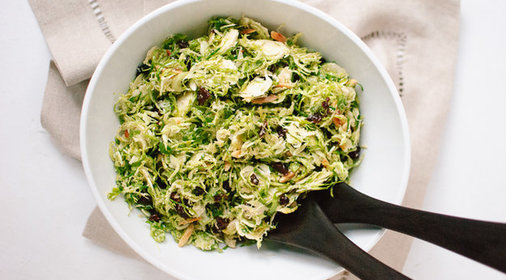 Салат из брюссельской капусты с медово-горчичной заправкой и сушеной вишней