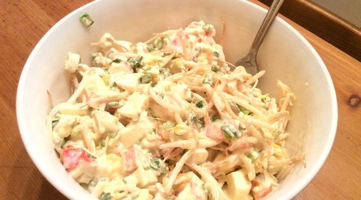 Нежный салат с крабом, яйцами и проростками