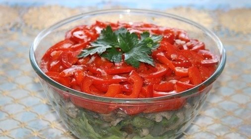 Теплый салат с фасолью и свининой