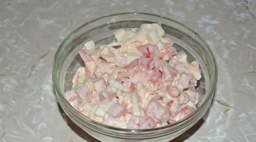 Салат из капусты помидоров и колбасы