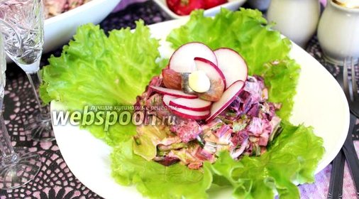 Салат из свёклы с селёдкой и зеленью