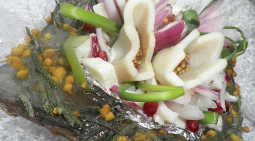 Салат с кальмарами в ледяной чаше