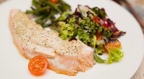 Лосось в горчичной глазури с салатом: пошаговый рецепт